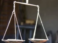 balança de dois pratos equilibrada