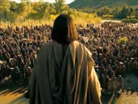 Pintura de Jesus diante de uma multidão