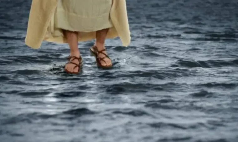 Pedro anda sobre às águas